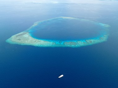 Tomini Körfezi 'nde, Endonezya' nın Togian Adaları 'ndan çok uzak olmayan manzaralı bir mercan adası bulunur. Ekvatorun güneyindeki bu güzel alan inanılmaz bir deniz biyolojik çeşitliliğine ev sahipliği yapıyor..