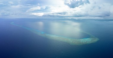 Tomini Körfezi 'nde, Endonezya' nın Togian Adaları 'ndan çok uzak olmayan manzaralı bir mercan adası bulunur. Ekvatorun güneyindeki bu güzel alan inanılmaz bir deniz biyolojik çeşitliliğine ev sahipliği yapıyor..