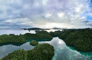 Endonezya 'nın merkezi Sulawesi' deki güzel Togian adası sakin ve berrak sularla yıkanır. Bu uzak bölge inanılmaz bir deniz biyolojik çeşitliliği barındırıyor ve dalgıçlar ve şnorkelciler için popüler bir yer..