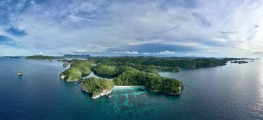 Endonezya 'nın merkezi Sulawesi' deki güzel Togian adası sakin ve berrak sularla yıkanır. Bu uzak bölge inanılmaz bir deniz biyolojik çeşitliliği barındırıyor ve dalgıçlar ve şnorkelciler için popüler bir yer..