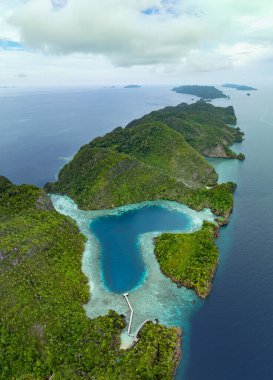 Misool, Raja Ampat yakınlarındaki Karawapop adasında kalp şeklinde manzaralı bir göl bulunur. Bu tropikal bölge olağanüstü deniz biyolojik çeşitliliğiyle bilinir..
