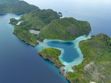 Misool, Raja Ampat yakınlarındaki Karawapop adasında kalp şeklinde manzaralı bir göl bulunur. Bu tropikal bölge olağanüstü deniz biyolojik çeşitliliğiyle bilinir..