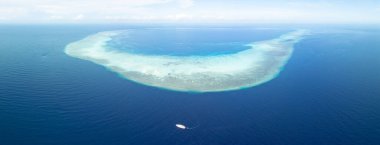 Kuşbakışı bakıldığında, Endonezya 'nın güneydoğu kıyısında pitoresk bir mercan adası bulunur. Bu uzak bölge olağanüstü deniz biyolojik çeşitliliğiyle bilinir..