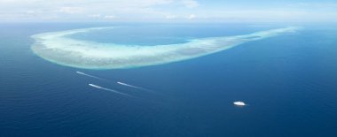 Kuşbakışı bakıldığında, Endonezya 'nın güneydoğu kıyısında pitoresk bir mercan adası bulunur. Bu uzak bölge olağanüstü deniz biyolojik çeşitliliğiyle bilinir..