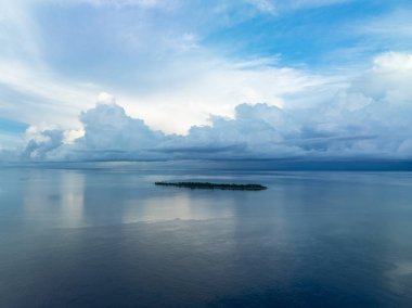 Sulawesi açıklarındaki Wakatobi Ulusal Parkı 'nda sakin bir gün doğumu silueti var. Bu bölge, yüksek deniz biyolojik çeşitliliği nedeniyle dalgıçlar ve şnorkelliler için popüler bir yerdir..