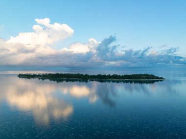 Akşam ışığı Sulawesi açıklarındaki Wakatobi Ulusal Parkı 'nda bir adayı aydınlatıyor. Bu bölge, yüksek deniz biyolojik çeşitliliği nedeniyle dalgıçlar ve şnorkelliler için popüler bir yerdir..