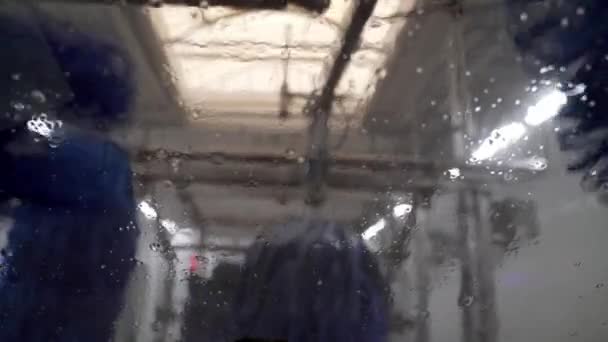 你从挡风玻璃看过去 你在洗车 洗车时 侧边的刷子和车顶的刷子都在洗车 — 图库视频影像