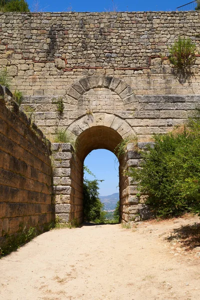 Porta Rosa adı verilen pembe kapı Velia arkeolojik alanında yer almaktadır. Salerno, İtalya 'daki Unesco World Heritage Site' nin bir parçasıdır. Magna Grecia adlı antik Yunan kültürü.                           