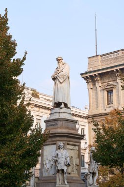 Leonardo da Vinci anıtı Pietro Magni tarafından 1872 yılında İtalya 'nın Milano kentinde Piazza della Scala' da inşa edilmiştir. Marco d 'Oggiono' ya adanmış heykeli de görebilirsiniz..                               
