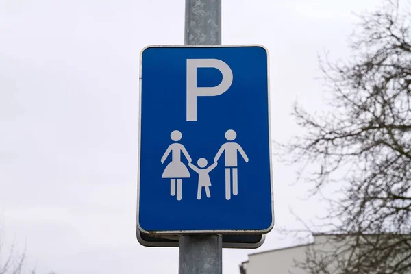 Trafik levhasında otoparkın sadece çocuklu ailelere izin verildiği yazıyor. Anne, baba ve çocuğun olduğu mavi park işareti. Aile dostu park yeri.