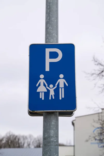 Trafikskylt Med Information Att Parkeringen Endast Tillåten För Barnfamiljer Blå — Stockfoto