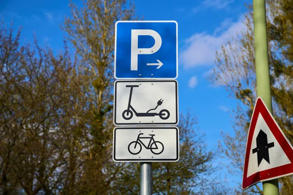 Κυκλοφοριακές Πινακίδες Που Επιτρέπουν Την Οδήγηση Και Στάθμευση Ηλεκτρικών Σκούτερ — Φωτογραφία Αρχείου