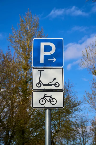 Señales Tráfico Que Permiten Conducción Estacionamiento Scooters Eléctricos Bicicletas Carteles — Foto de Stock