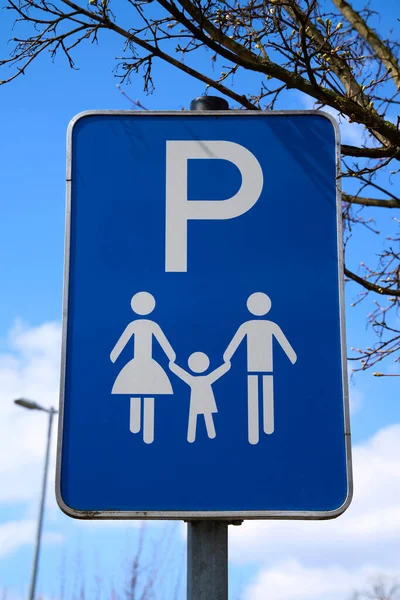 Znak Drogowy Informacją Parking Jest Dozwolony Tylko Dla Rodzin Dziećmi — Zdjęcie stockowe