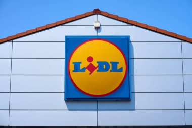 Dortmund, Almanya - 06.06.2023: Markette gündüz vakti Lidl süpermarket zincirinin logosu.                               