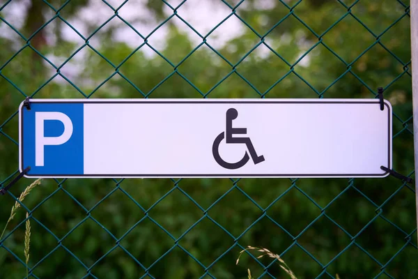 Panneau Stationnement Pour Handicapés Sur Une Clôture — Photo