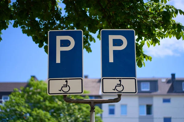 Due Segnali Parcheggio Disabili Firma Una Persona Una Sedia Rotelle — Foto Stock