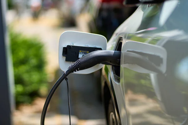 White Car Charging Cable Electric Car Shown Side Environmentally Conscious — Stock Photo, Image