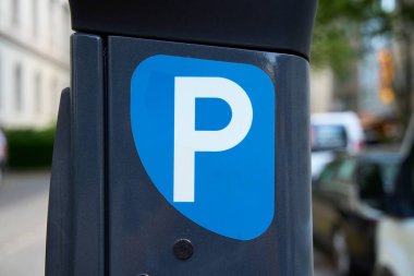 Park yeri bilgisi olarak büyük P ile yazılan bir park cezası makinesi..                               