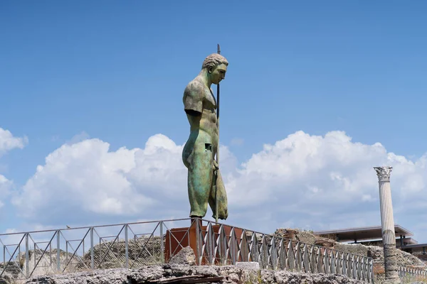 Pompei, İtalya: 26 Ağustos 2023: Campania bölgesindeki Unesco arkeoloji sahasında heykel. Bir yaz gününde mavi gökyüzüne karşı heykel.