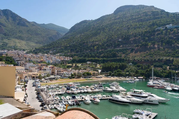 Castellammare del Golfo, İtalya - 12 Temmuz 2023: Castellammare del Golfo İtalya 'nın Sicilya bölgesinin Trapani eyaletinde yer alan bir belediyedir. Limanın ve dağlarla dolu şehrin güzel manzarası..