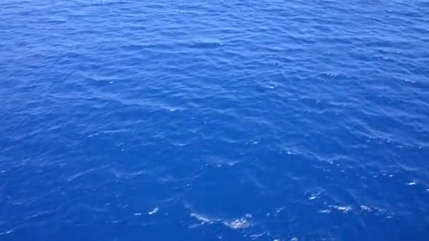 Pemandangan Laut Dari Kapal Yang Bergerak Gelombangnya Lewat Air Biru — Stok Video