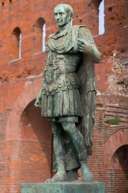 Torino, İtalya - Ekim 05. 2023: İtalya 'nın Piemonte bölgesindeki Torino' daki Porta Palatina 'nın önündeki Jül Sezar' ın bronz heykeli. Kuzey İtalya 'da Roma tarihi.