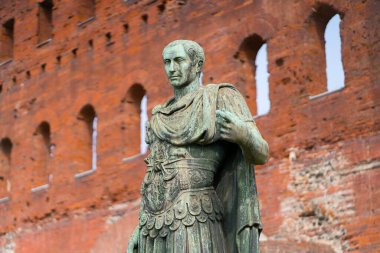 Torino, İtalya - Ekim 05. 2023: İtalya 'nın Piedmont bölgesindeki Torino' daki Porta Palatina 'nın önündeki Jül Sezar' ın bronz heykeli. Kuzey İtalya 'da Roma İmparatorluğu.