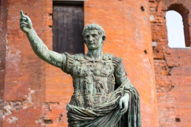 Torino, İtalya - Ekim 05. 2023: İtalya 'nın Piedmont bölgesinde Torino' daki Porta Palatina 'nın önündeki İmparator Augustus' un bronz heykeli. Kuzey İtalya 'da Roma İmparatorluğu.