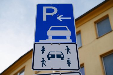 Arkaplanı bulanık araba paylaşım tabelası.