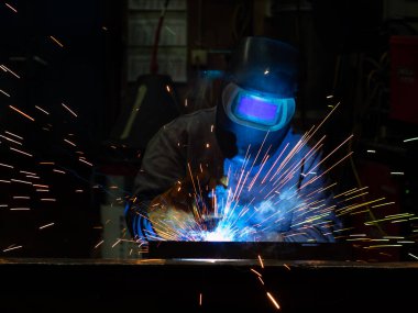 Metal öğütücüyle çalışan.