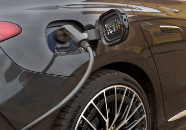 Arabanın arka planında araba olan elektrik prizini kapat.