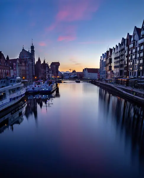 Akşamları eski bir kasaba. gdansk