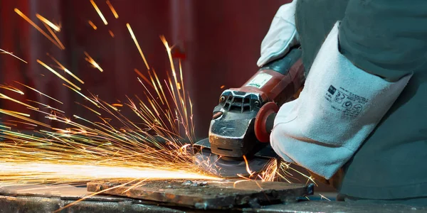 Metal öğütücüyle çalışan.