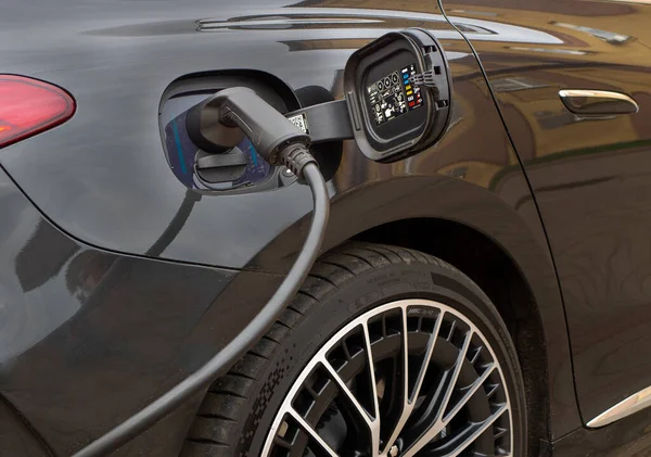 Arabanın arka planında araba olan elektrik prizini kapat.