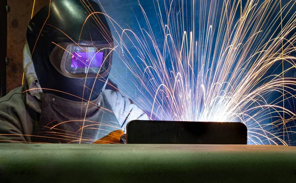 spawacz podczas spawania metalu