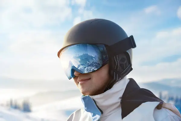 Close Ski Goggles Man Reflection Snowed Mountains Сноубордист Фоне Голубого — стоковое фото