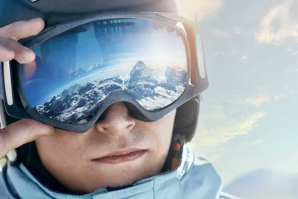 雪山の反射で男のスキーゴーグルを閉じる バックグラウンド ブルースカイの男 ウィンタースポーツ — ストック写真