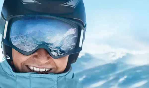 雪が降った山の反射で男のスキーゴーグルのクローズ アップ 山の範囲は スキー用マスクに反映されます 青色の背景の空の男 スキー用メガネを着用します 冬のスポーツ — ストック写真
