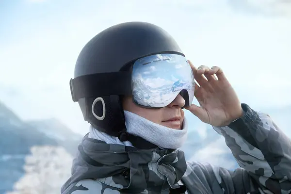 Großaufnahme Der Skibrille Eines Mannes Mit Dem Spiegelbild Verschneiter Berge — Stockfoto