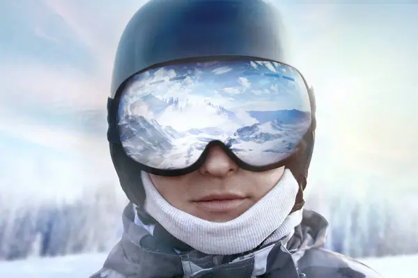 Uma Cordilheira Refletida Máscara Esqui Desportos Inverno Usar Óculos Esqui — Fotografia de Stock
