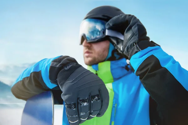 Close Ski Goggles Man Reflection Snowed Mountains Человек Фоне Голубого — стоковое фото