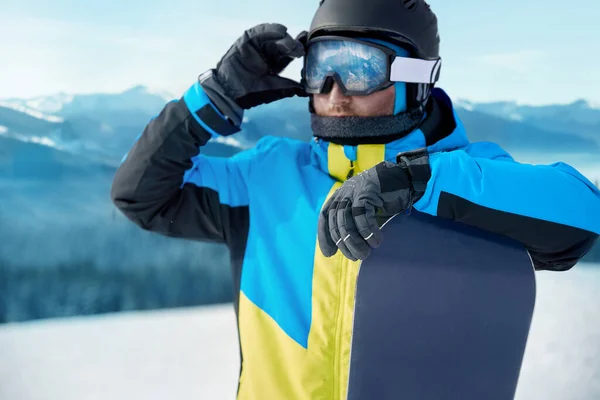 閉じるカルパティア山脈 ブコヴェルスノーボーダーのスノーボーダーの肖像画 スキーマスクに反映された山の範囲 スキー用眼鏡をかけて — ストック写真