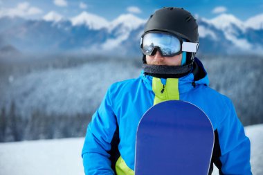 Karpatlar 'daki Snowboardcu' nun Portresi, Bukovel Snowboardcusu. Kar Maskesine Yansıyan Dağ Sırası. Kayak gözlüğü takıyor.