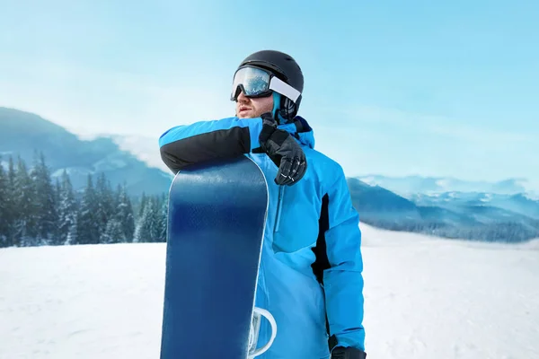 Snowboardåkare Ski Resort Background Blue Sky Håll Snowboard Bär Skidglasögon Royaltyfria Stockfoton