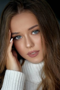 Güzel kadın yüzü. Saç ve yüz bakımı, kozmetoloji, güzellik ve kaplıca