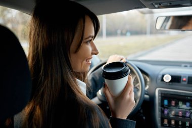 Genç kadın kahve ile onu arabayı git.