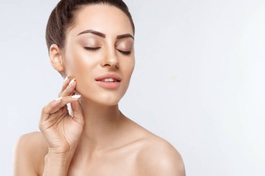 Güzellik yüz. Doğal makyaj güzel kadınla. Portre portre sağlıklı pürüzsüz yüz cilt ile Model kızın. Yüksek çözünürlük