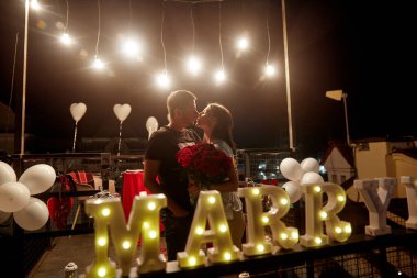 Kadın ve erkek yemek yer. Sevgililer Günü veya tarih kavramı.