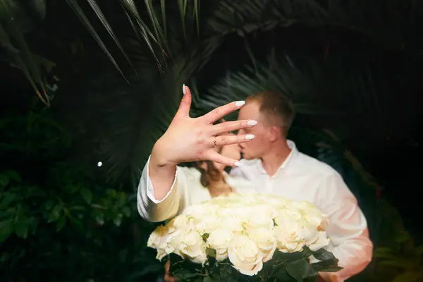Молодой Человек Счастливая Невеста Показывают Обручальное Кольцо — стоковое фото